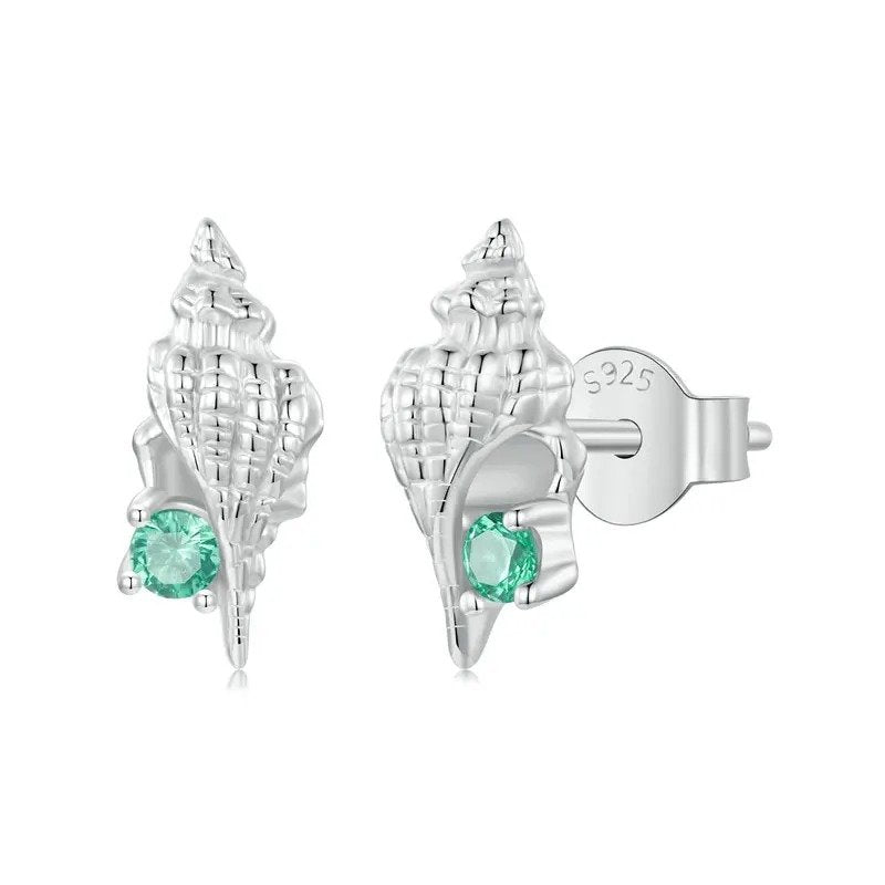 Boucles d'oreilles clous conque incrustées de zircon vert, hypoallergéniques