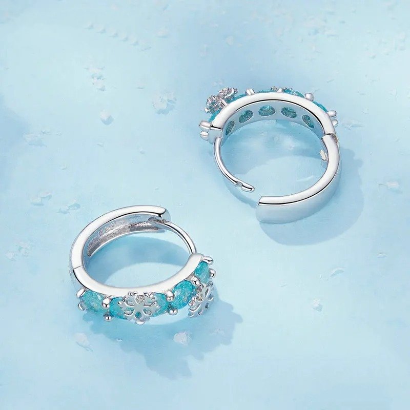 Boucles d'oreilles Huggie "Fleur de Glace" en oxyde de zirconium, créoles plaquées platine