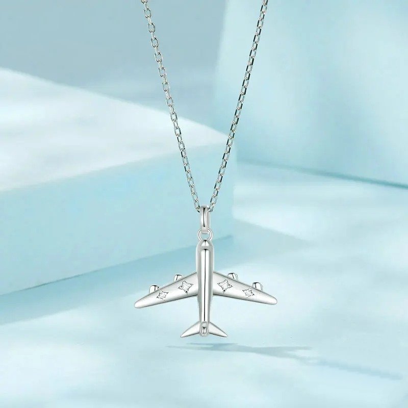Collier délicat avec pendentif avion, plaqué platine