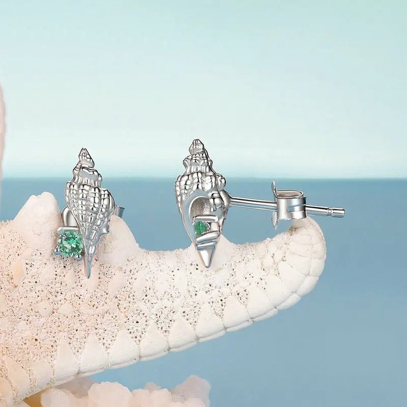 Boucles d'oreilles clous conque incrustées de zircon vert, hypoallergéniques