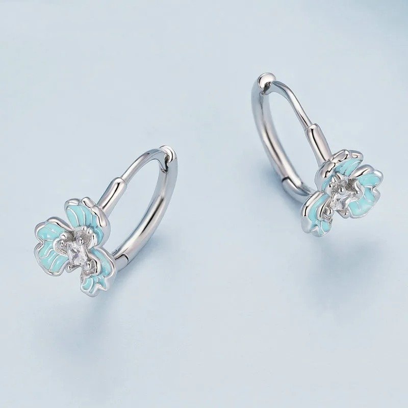 Boucles d'oreilles créoles fleurs iris émaillées bleues