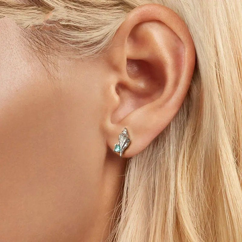 Boucles d'oreilles clous conque incrustées de zircon vert, hypoallergéniques