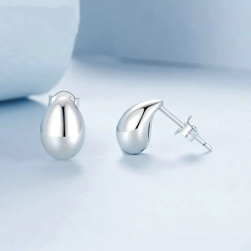 Boucles d'oreilles clous goutte d'eau brillantes hypoallergéniques en forme de goutte