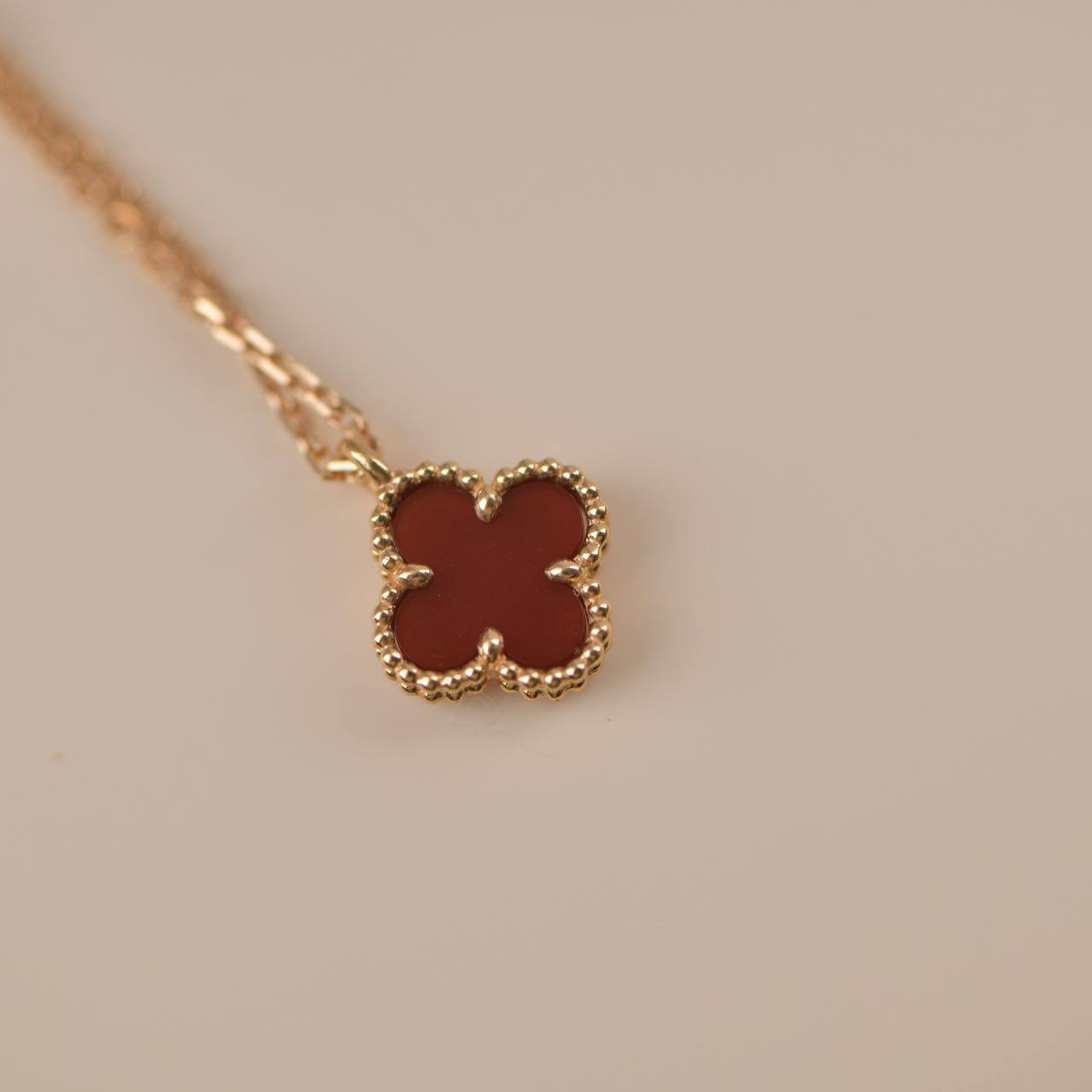 [Marin]COLLIER TRÈFLE MINI 9,5 MM CORNALINES BLANCHES