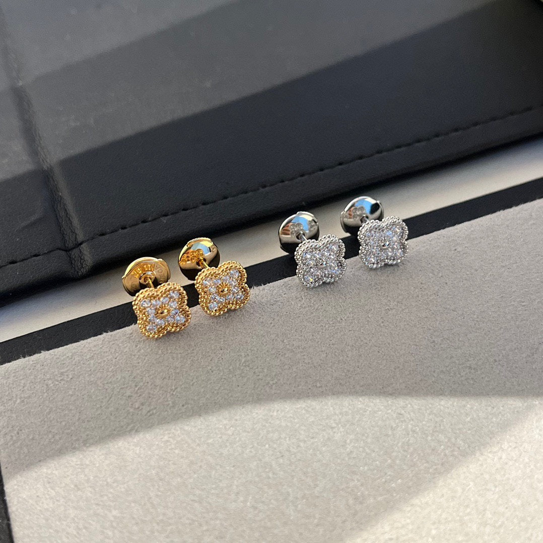 [Marin]CLOVER MINI DIAMOND STUD EARRINGS