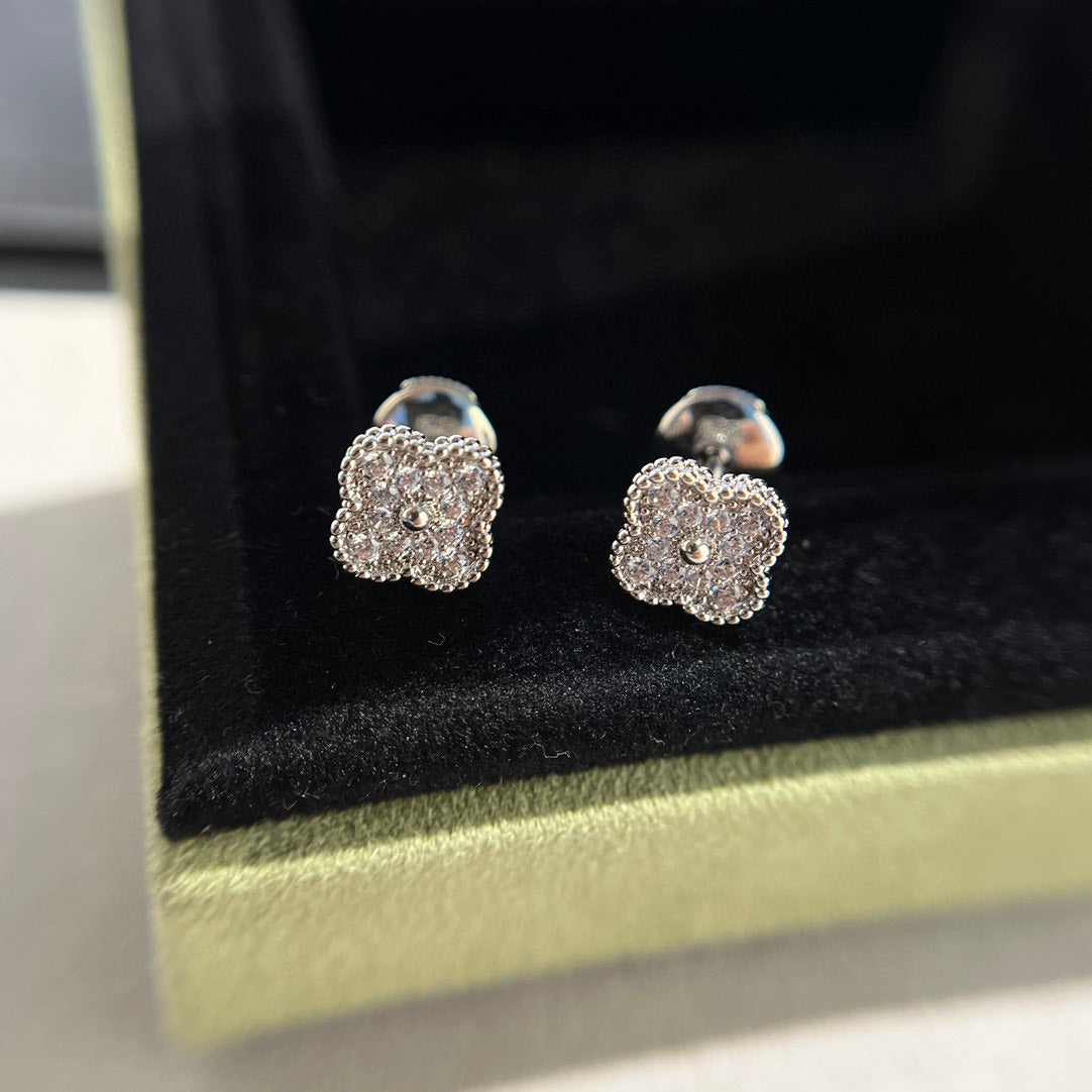 [Marin-Jewelry]CLOVER MINI DIAMOND STUD EARRINGS