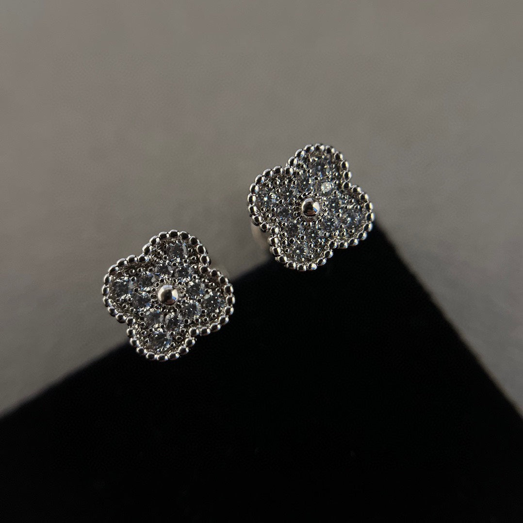 [Marin]CLOVER MINI DIAMOND STUD EARRINGS